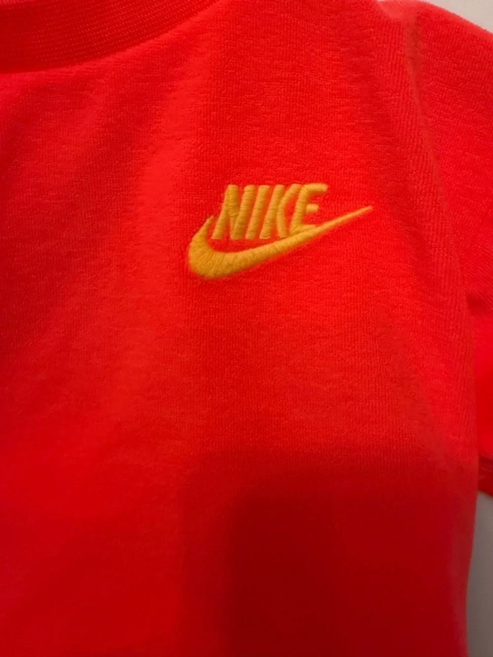 Nike Coral Baby girl Cropped Tee and Matching Shorts with Yellow Logo Size 12M - Picture 3 of 6